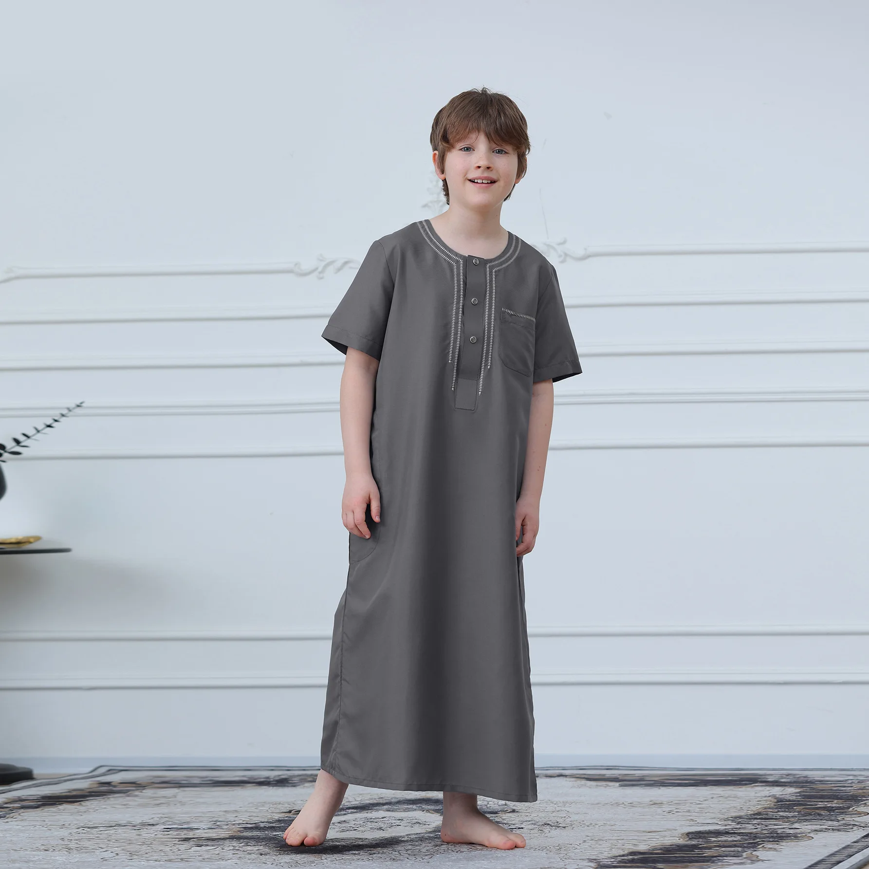 Boys Islamic Jubba Short Sleeve Round Neck Stripe Decoration Pocket Loose Fit Kids Muslim Thobe Robe For Daily Eid Occasions
Boys Islamic Jubba Short Sleeve Round Neck Stripe Decoration Pocket Loose Fit Kids Muslim Thobe Robe For Daily Eid Occasions