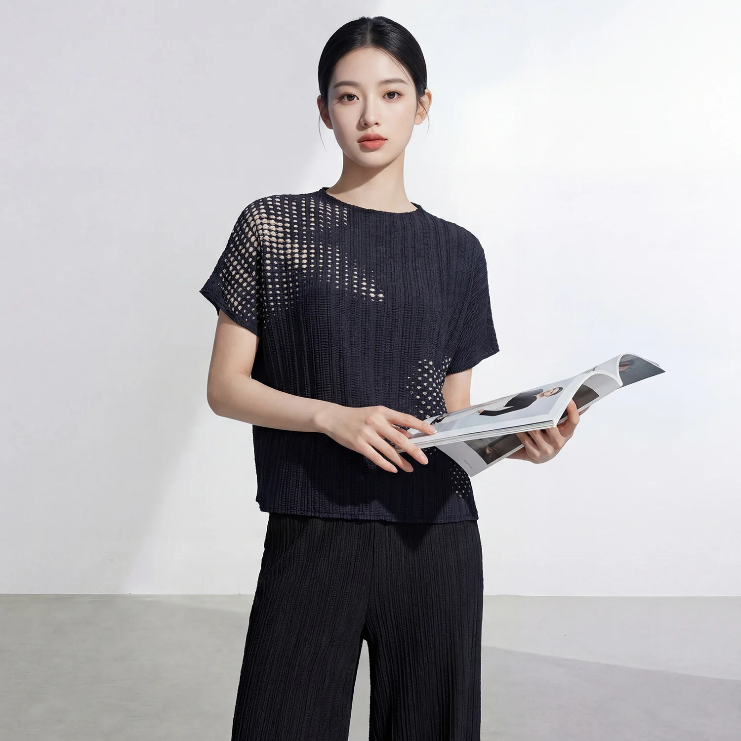 Miyake Pleated T-shirt Women's High-end Round Neck Short-sleeved Loose Gradient Printed Pullover Shirt Casual Temperament Top
Miyake Pleated T-shirt Women's High-end Round Neck Short-sleeved Loose Gradient Printed Pullover Shirt Casual Temperament Top