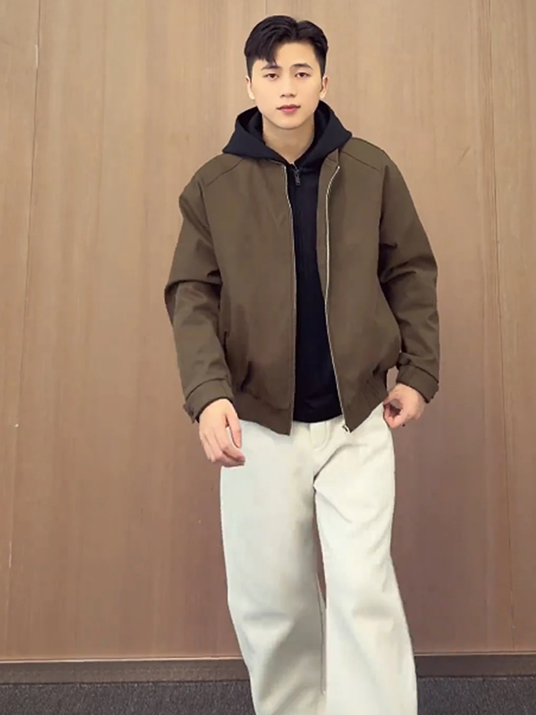 Утепленная флисовая куртка с капюшоном для мужчин, зимняя, на хлопковой подкладке, в стиле бейсбольной куртки, теплая, с плюшевой подкладкой, приталенная, с длинными рукавами, для повседневной носки
Утепленная флисовая куртка с капюшоном для мужчин, зимняя, на хлопковой подкладке, в стиле бейсбольной куртки, теплая, с плюшевой подкладкой, приталенная, с длинными рукавами, для повседневной носки