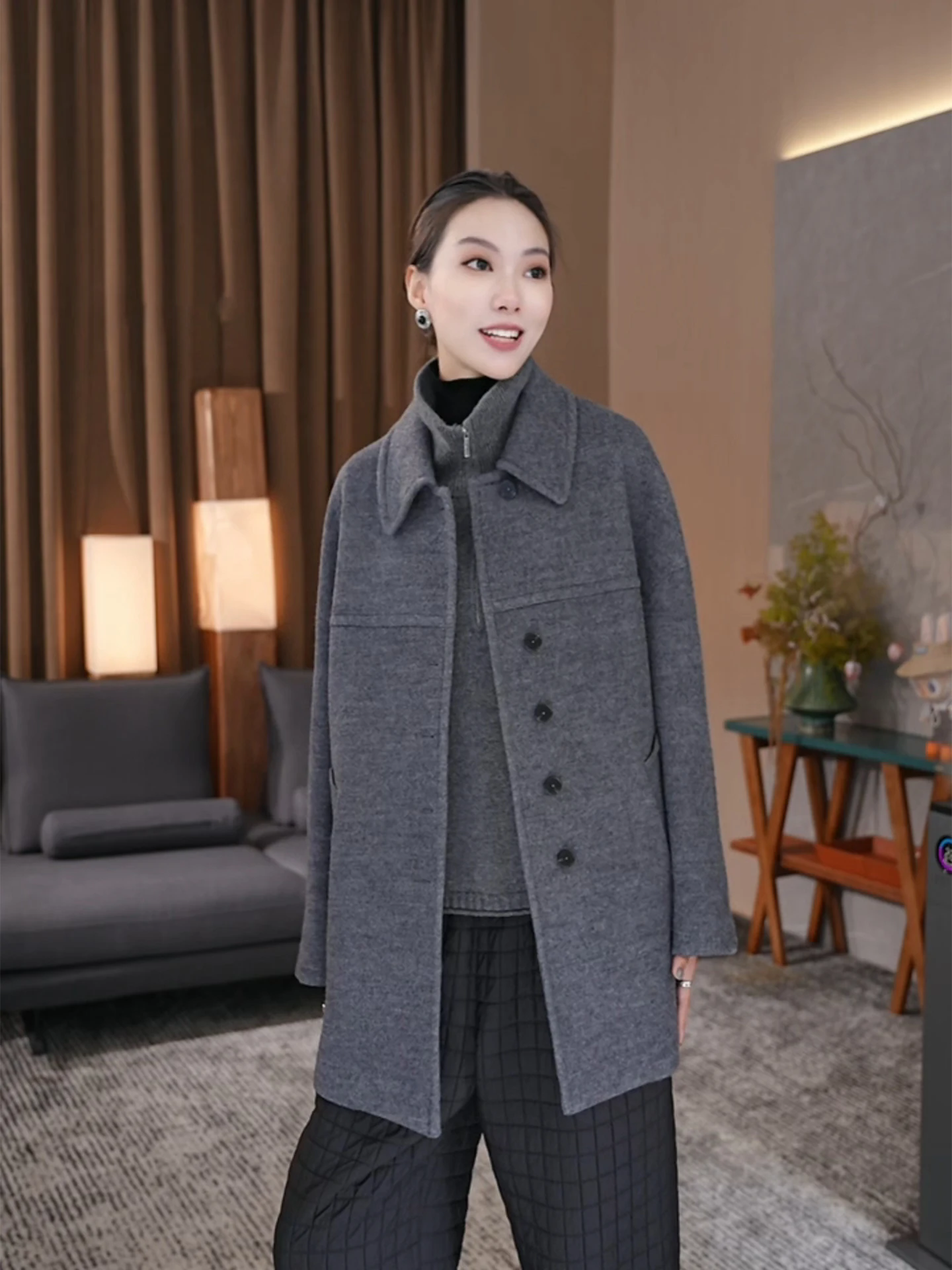 Шерстяное пальто в стиле ретро, теплое, средней длины, женская верхняя одежда, зимнее, новое, для повседневной носки, простое, элегантное, для электронной коммерции
Шерстяное пальто в стиле ретро, теплое, средней длины, женская верхняя одежда, зимнее, новое, для повседневной носки, простое, элегантное, для электронной коммерции