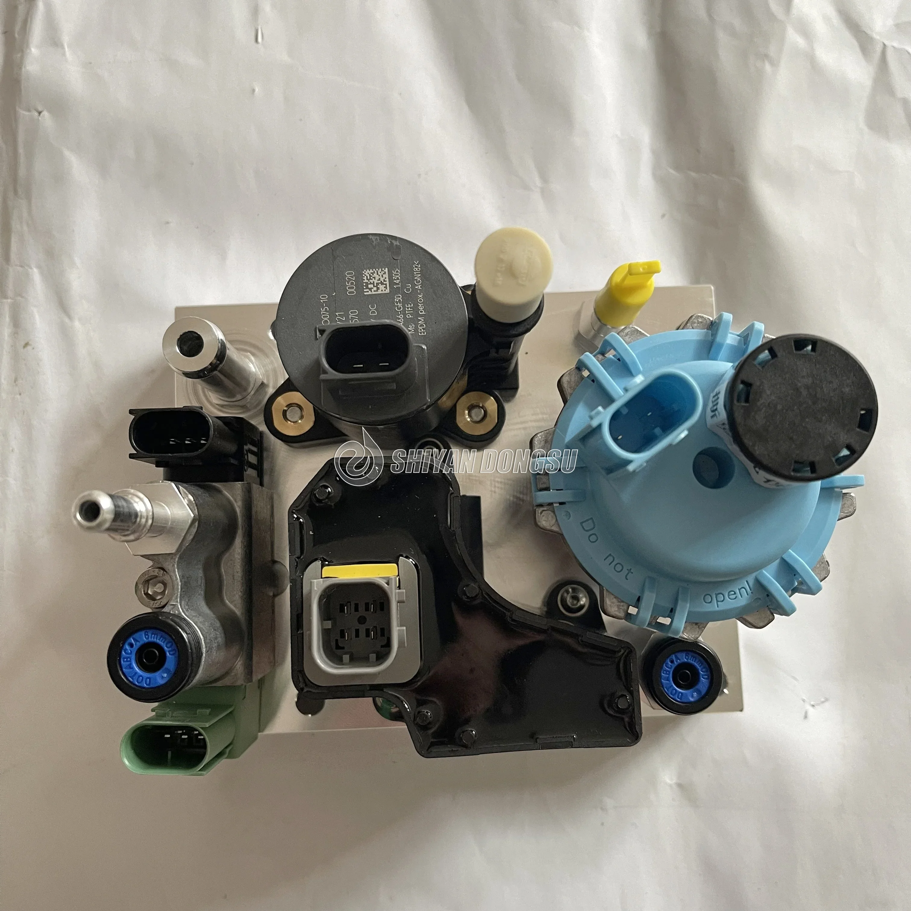 Оригинальный Дозирующий модуль 24 В SCR adblue Pump module P1205710 PDE034-09 00241827 3 контакта FH4 23387865 85022215
Оригинальный Дозирующий модуль 24 В SCR adblue Pump module P1205710 PDE034-09 00241827 3 контакта FH4 23387865 85022215