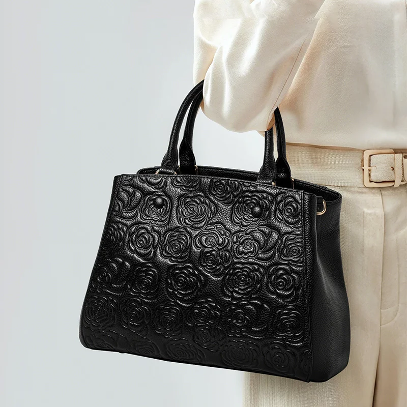 Large-capacity tote bag leather fashion shoulder slung handbag with rose pattern on the first layer of leather handbag.
Large-capacity tote bag leather fashion shoulder slung handbag with rose pattern on the first layer of leather handbag.