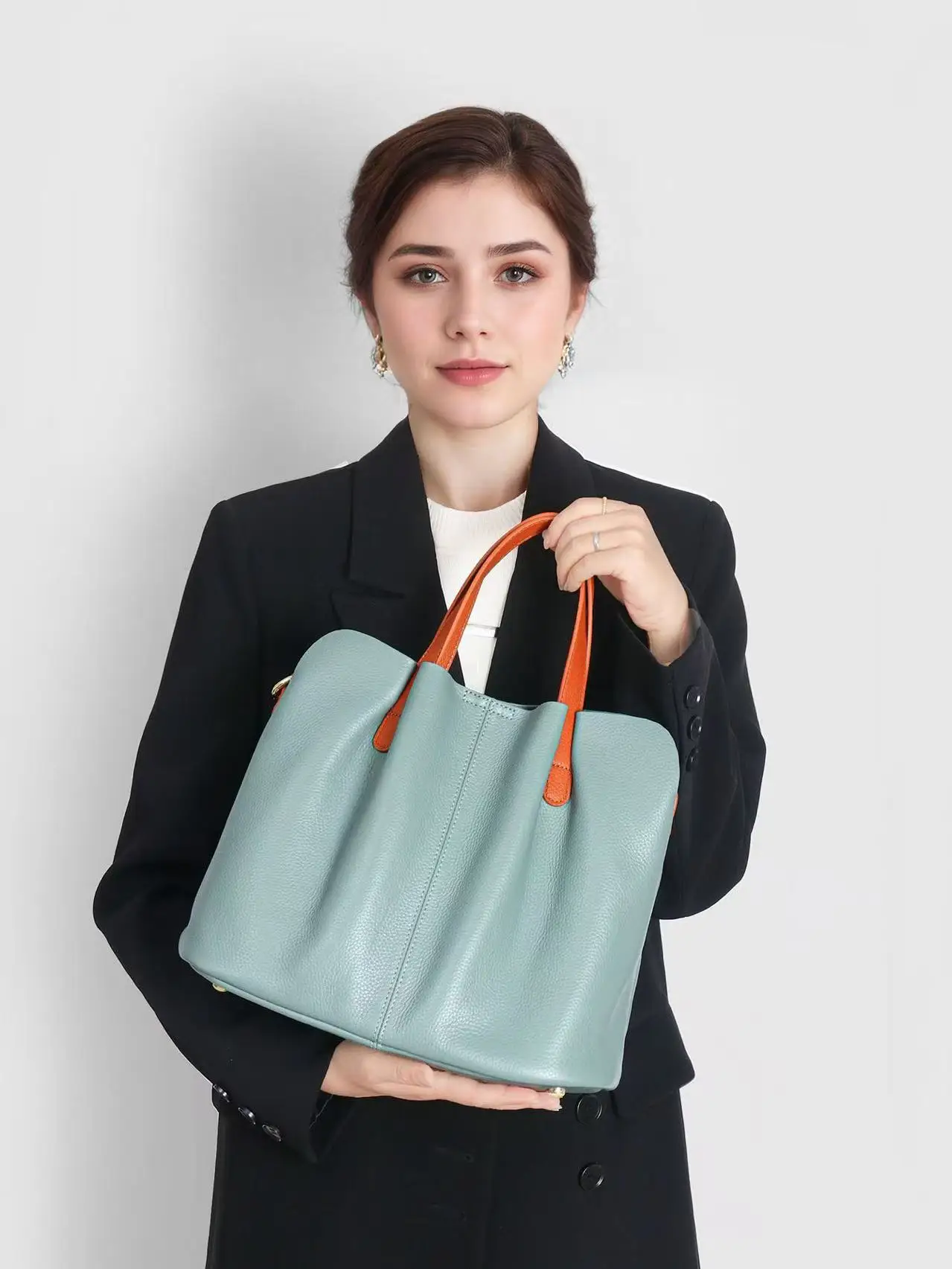 Women's Commuter Tote Bag, Large Capacity Top-Grain Leather Handbag, Crossbody and Handheld Genuine Leather Bag сумка
Women's Commuter Tote Bag, Large Capacity Top-Grain Leather Handbag, Crossbody and Handheld Genuine Leather Bag сумка