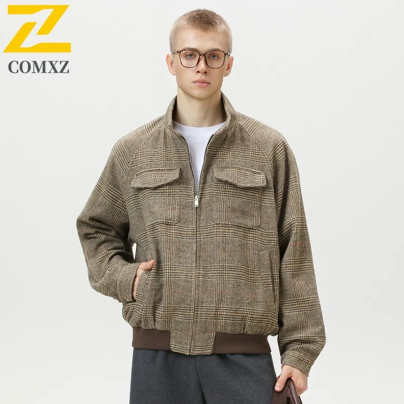 COMXZ американская винтажная куртка с воротником-стойкой «гусиные лапки», мужская осенняя куртка с двойным карманом, короткое широкое модное клетчатое пальто Harrington
COMXZ американская винтажная куртка с воротником-стойкой «гусиные лапки», мужская осенняя куртка с двойным карманом, короткое широкое модное клетчатое пальто Harrington