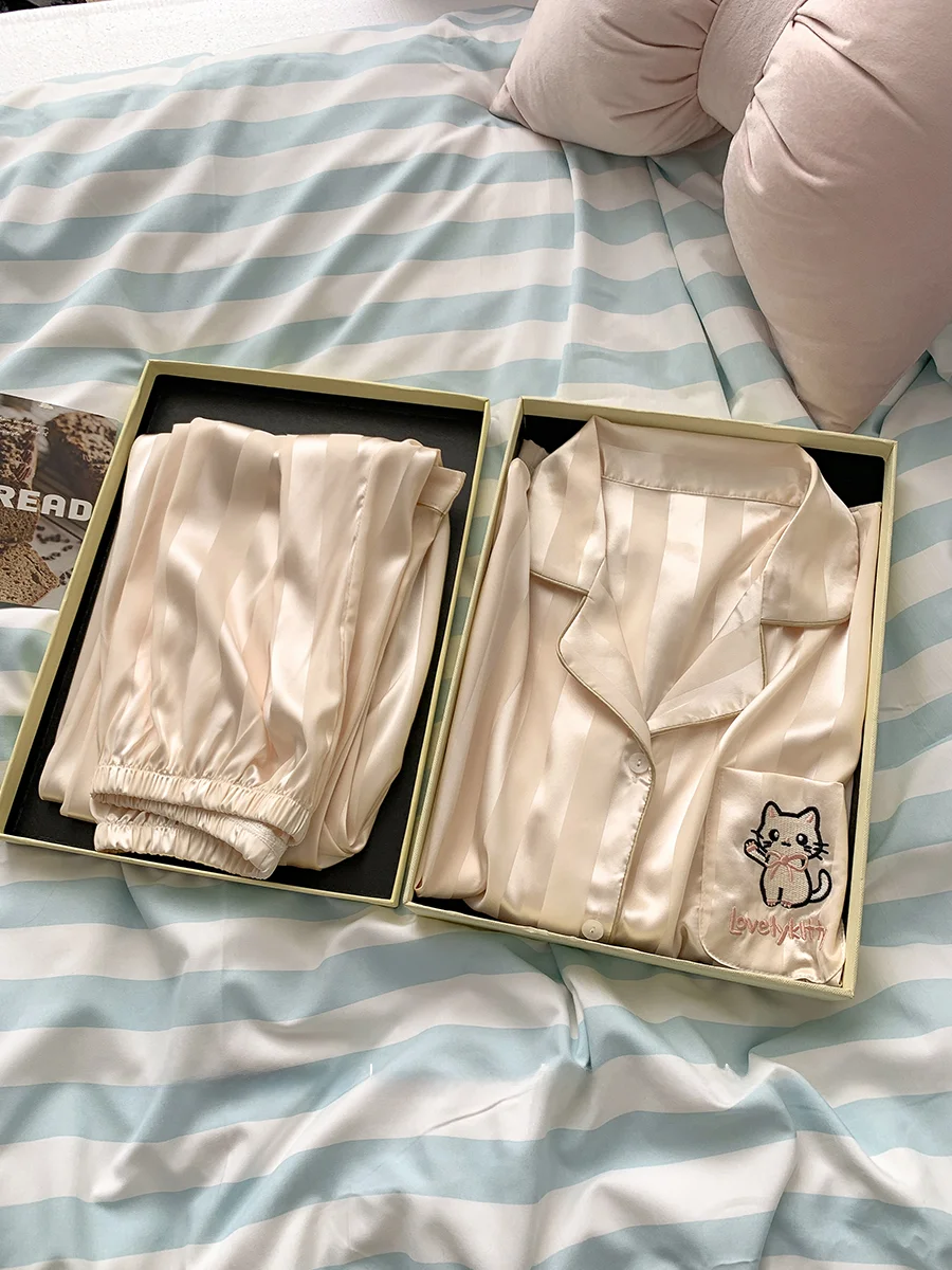 Комплект для сна из ледяного шелка с принтом для женщин: весенне-осенний, комфортный, с длинными рукавами, домашняя одежда из двух предметов, модный домашний комплект
Комплект для сна из ледяного шелка с принтом для женщин: весенне-осенний, комфортный, с длинными рукавами, домашняя одежда из двух предметов, модный домашний комплект