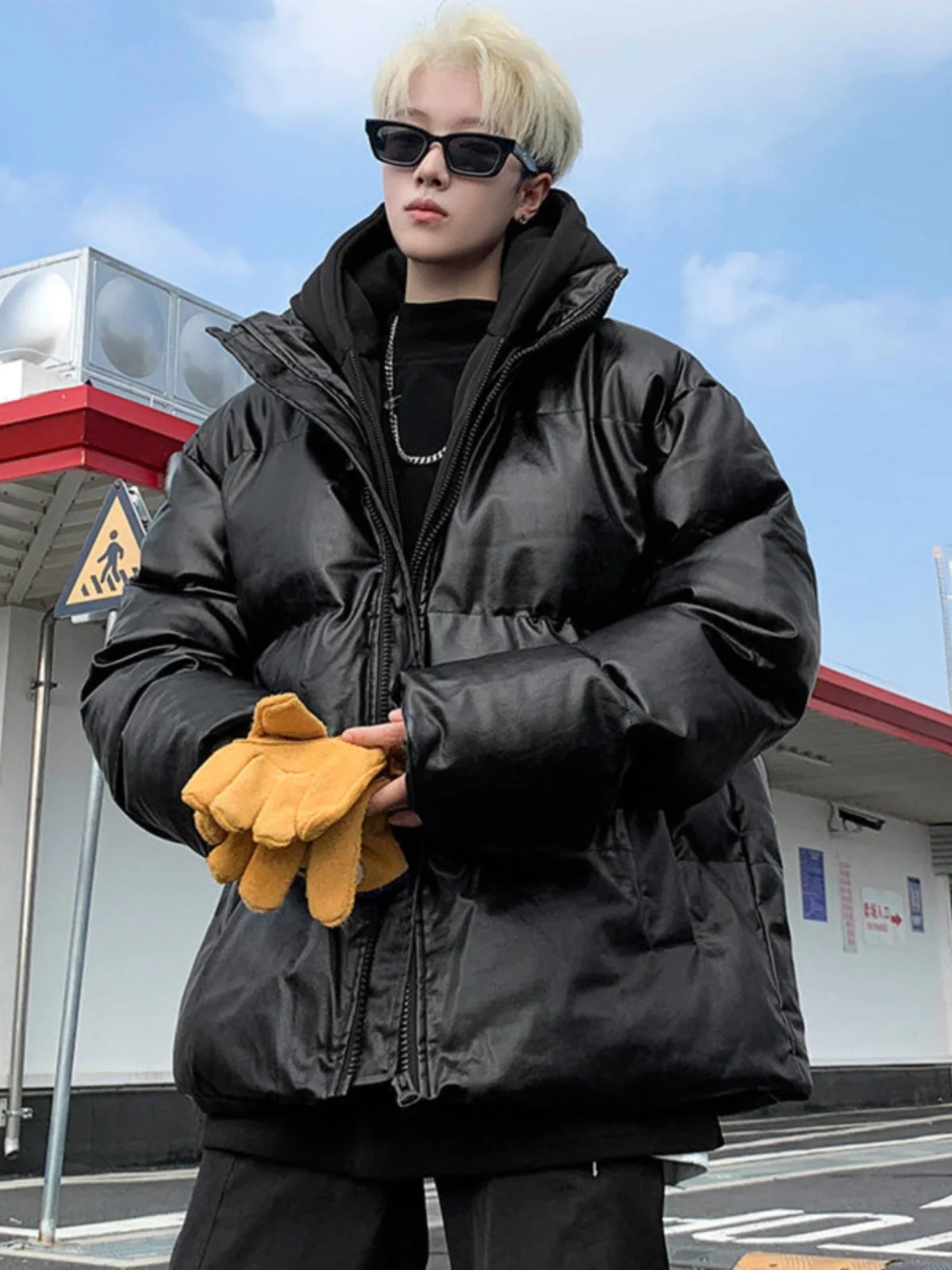 Мужская зимняя куртка в американском ретро-стиле с воротником-стойкой, утепленная пухом и хлопком, из искусственной кожи, теплая, молодежная, модная
Мужская зимняя куртка в американском ретро-стиле с воротником-стойкой, утепленная пухом и хлопком, из искусственной кожи, теплая, молодежная, модная