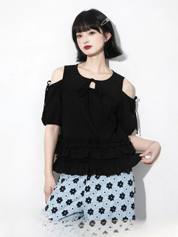 Стильный женский топ с круглым вырезом, короткими рукавами-фонариками и оригинальным дизайном, свободного кроя, из хлопка.
Стильный женский топ с круглым вырезом, короткими рукавами-фонариками и оригинальным дизайном, свободного кроя, из хлопка.