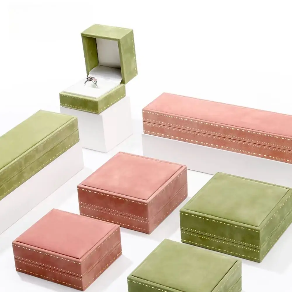 Портативная винтажная маленькая шкатулка для украшений, роскошная бархатная коробка для колец, держатель для хранения и демонстрации ожерелий и ювелирных изделий
Портативная винтажная маленькая шкатулка для украшений, роскошная бархатная коробка для колец, держатель для хранения и демонстрации ожерелий и ювелирных изделий