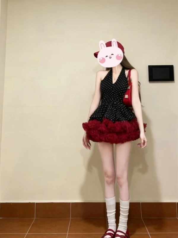 Summer Sweet Spicy Checkered Neck Hanging Black Backless Top Red Puffy Skirt Two-Piece Set Women's Fashion Spring Season
Summer Sweet Spicy Checkered Neck Hanging Black Backless Top Red Puffy Skirt Two-Piece Set Women's Fashion Spring Season