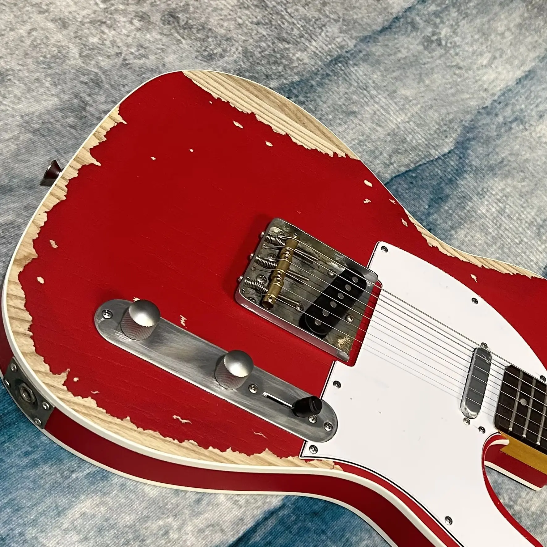 Hot Sale Red Aged Electric Guitars Ash Body Rosewood Fretboard Double Binding
Hot Sale Red Aged Electric Guitars Ash Body Rosewood Fretboard Double Binding