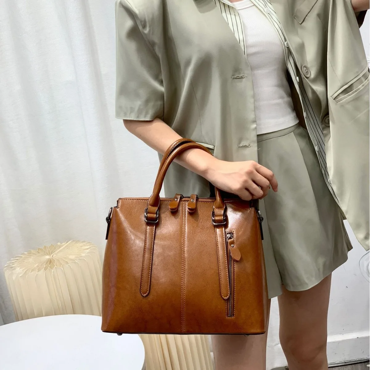 Women Shoulder Cross body Handbag Top Handle Bag Genuine Leather Casual Designer Lady Female Oil Wax Cowhide Messenger Tote Bag
Women Shoulder Cross body Handbag Top Handle Bag Genuine Leather Casual Designer Lady Female Oil Wax Cowhide Messenger Tote Bag