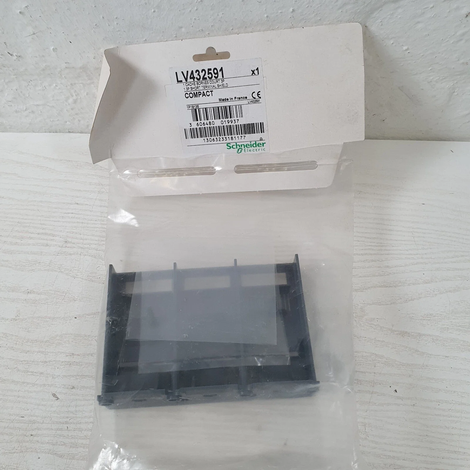 LV432591 Short terminal shield, ComPacT NSX400/630, pitch 45mm, IP40, 3 poles
LV432591 Short terminal shield, ComPacT NSX400/630, pitch 45mm, IP40, 3 poles