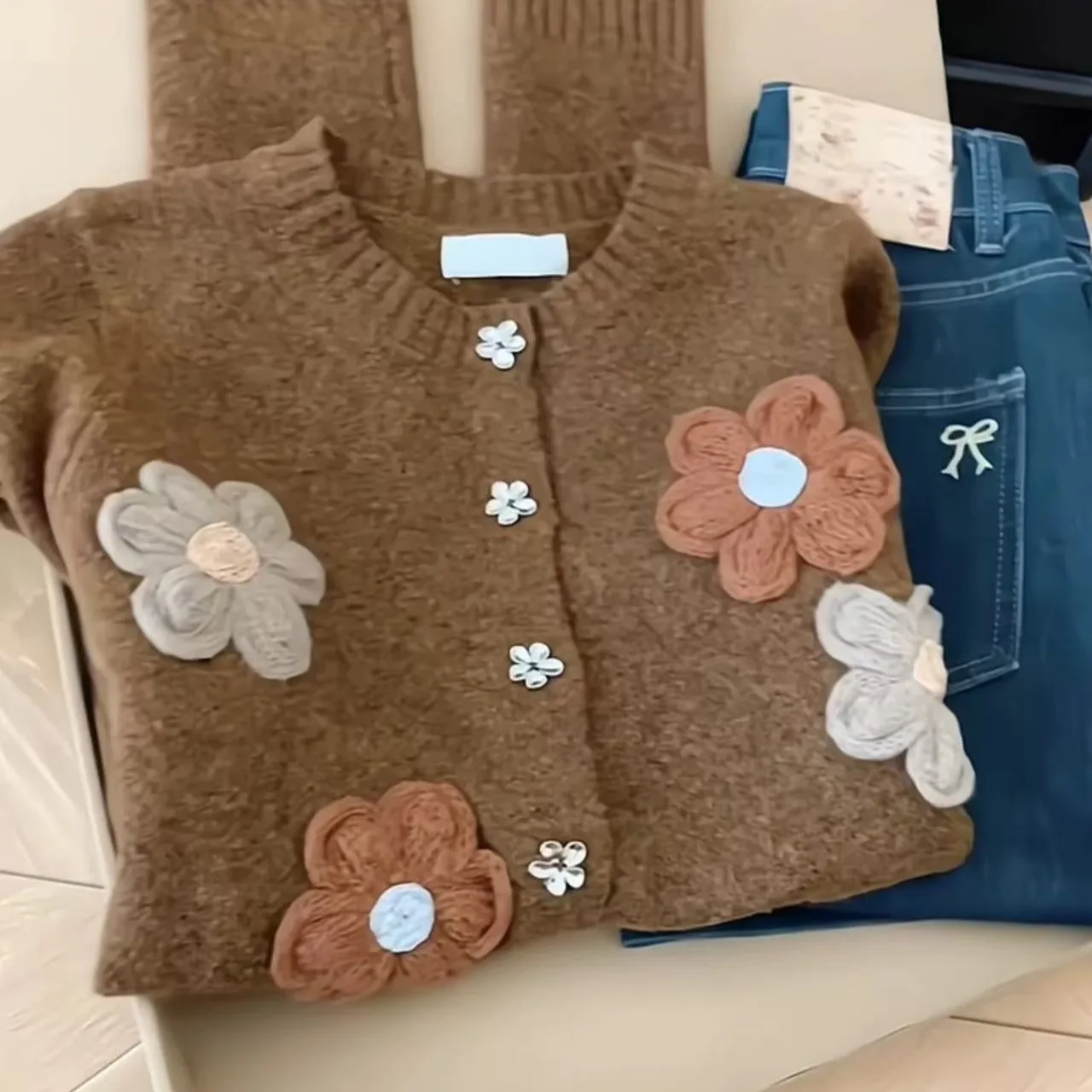 Новый коричневый вязаный женский открытый кардиган с цветочной вышивкой, корейский ленивый кардиган из регенерированного целлюлозы, 00% осень 2025 г.
Новый коричневый вязаный женский открытый кардиган с цветочной вышивкой, корейский ленивый кардиган из регенерированного целлюлозы, 00% осень 2025 г.