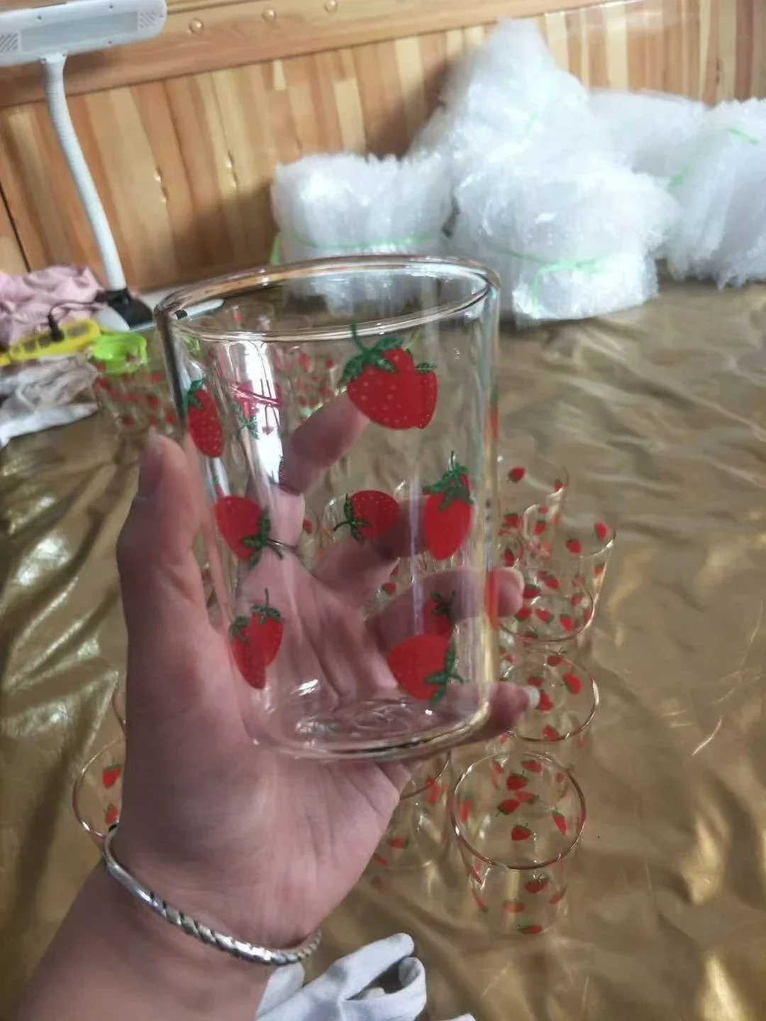 Kawaii стеклянная кружка с клубникой и соломинкой, креативная термостойкость, прозрачные стеклянные чашки для воды, бытовой стакан для молочного сока
Kawaii стеклянная кружка с клубникой и соломинкой, креативная термостойкость, прозрачные стеклянные чашки для воды, бытовой стакан для молочного сока