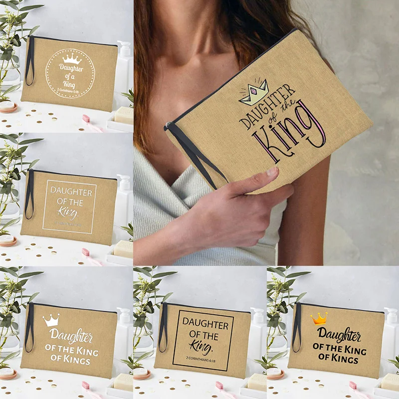 2023 модная льняная косметичка с рисунком шрифтов дочери короля, дорожная сумка для губной помады, женские несессер, сумка для туалетных принадлежностей, женская сумка-карандаш
2023 модная льняная косметичка с рисунком шрифтов дочери короля, дорожная сумка для губной помады, женские несессер, сумка для туалетных принадлежностей, женская сумка-карандаш