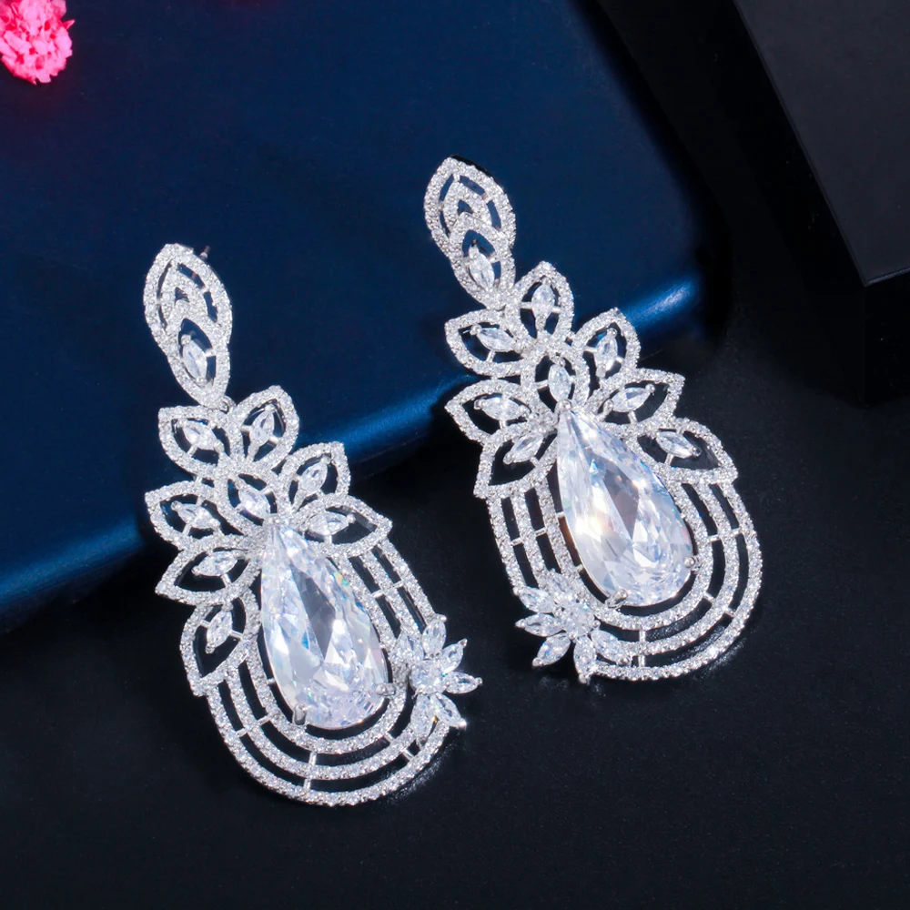 ThreeGraces Luxurious Shiny White Cubic Zirconia Long Big Leaf Drop Earrings for Women Indian Dubai Party Dress Jewelry E1118
ThreeGraces Luxurious Shiny White Cubic Zirconia Long Big Leaf Drop Earrings for Women Indian Dubai Party Dress Jewelry E1118