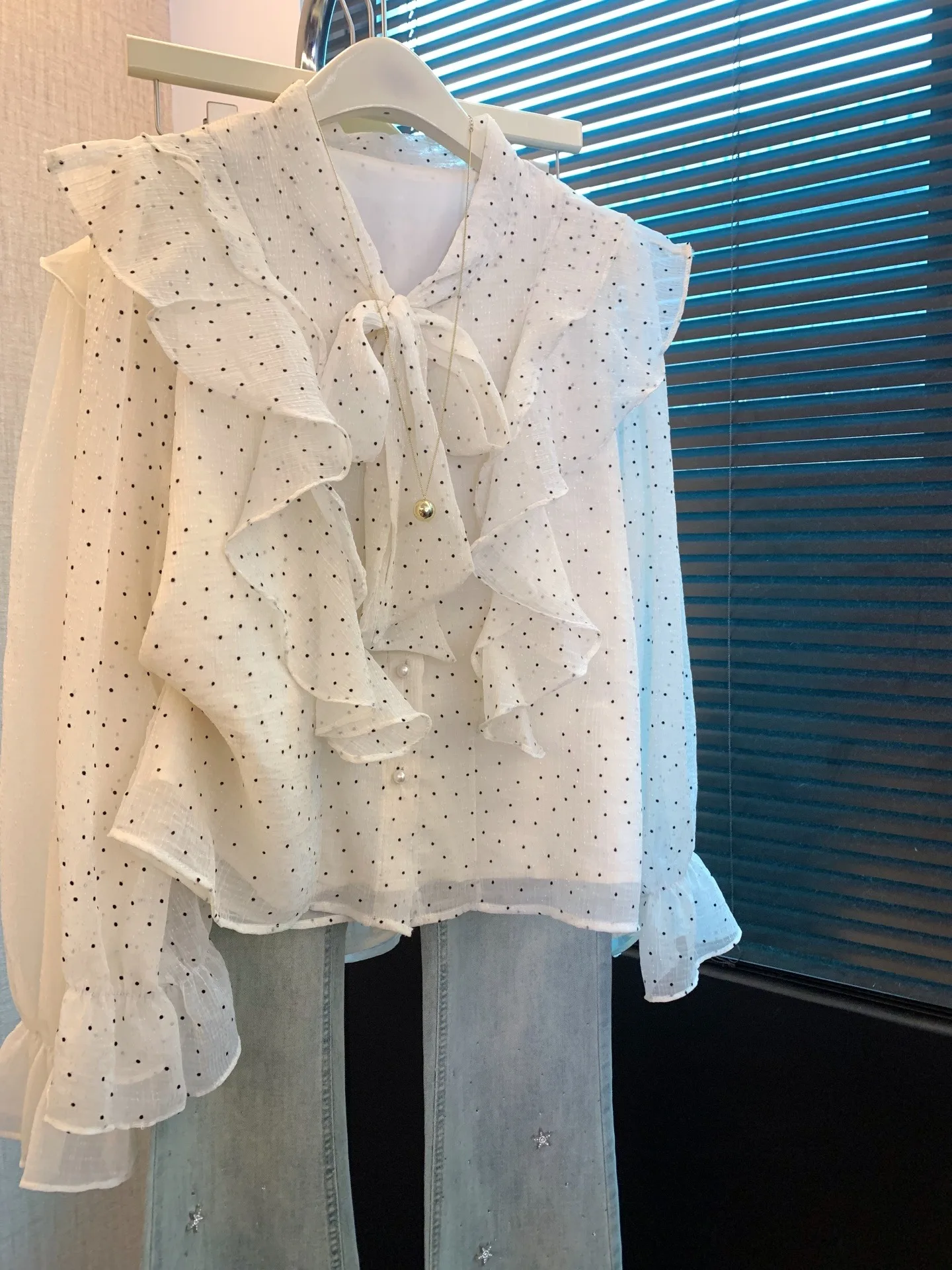 Нежная шифоновая блузка в горошек с узлом, женская, весенняя, уникальная, красивая, женственная, в корейском стиле, с кружевной отделкой
Нежная шифоновая блузка в горошек с узлом, женская, весенняя, уникальная, красивая, женственная, в корейском стиле, с кружевной отделкой