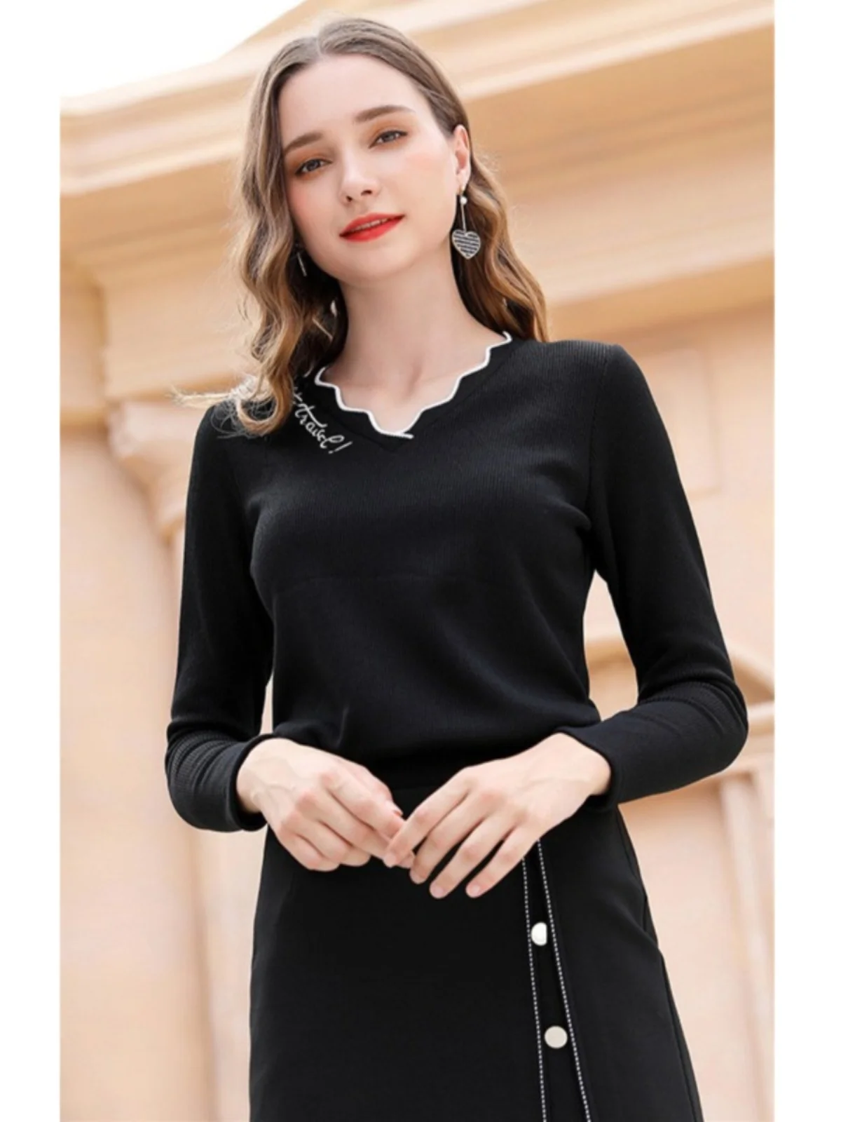 Spring New plus Size Women's Knitted Long Sleeve V-Neck Embroidered Base Shirt Fashionable Slimming Match All Casual Top
Spring New plus Size Women's Knitted Long Sleeve V-Neck Embroidered Base Shirt Fashionable Slimming Match All Casual Top