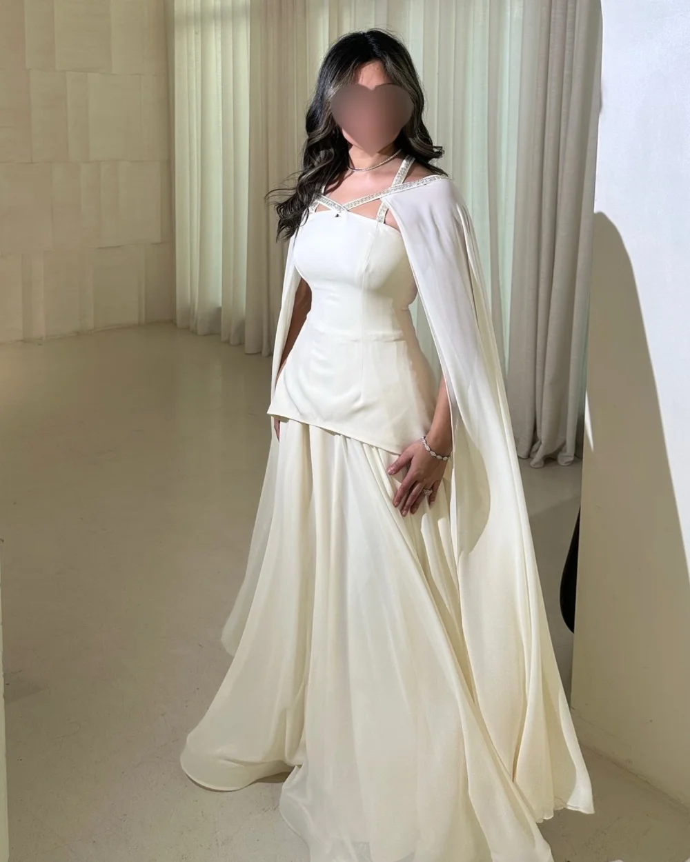 Блестящий трикотаж с блестками по индивидуальному заказу, плиссированные трапециевидные длинные платья с лямкой на шее, индивидуальный заказ, выпускной вечер, китайский стиль
Блестящий трикотаж с блестками по индивидуальному заказу, плиссированные трапециевидные длинные платья с лямкой на шее, индивидуальный заказ, выпускной вечер, китайский стиль