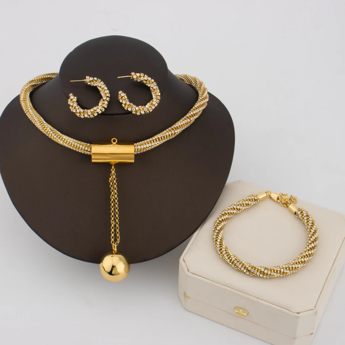 2025 Africa Punk Style 3Pcs Jewelry Set Gold Color Necklace Earring Bracelet For Women Girl Gift For Party Banquet Wedding
2025 Africa Punk Style 3Pcs Jewelry Set Gold Color Necklace Earring Bracelet For Women Girl Gift For Party Banquet Wedding