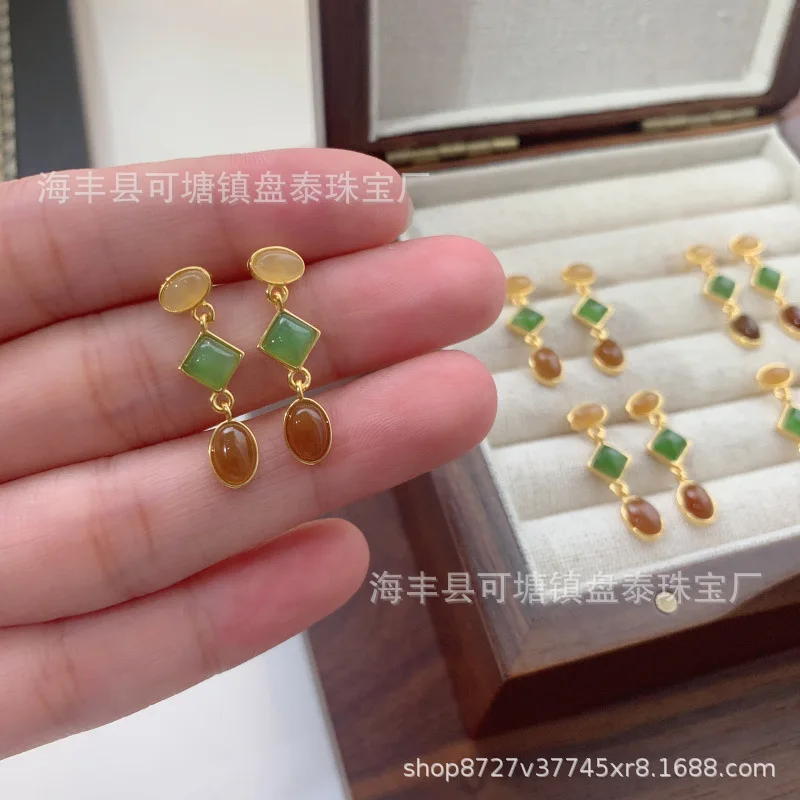 Natural Hetian Jade Duobao Color Collision Design Stud Earrings S925 Silver Inlaid
Natural Hetian Jade Duobao Color Collision Design Stud Earrings S925 Silver Inlaid