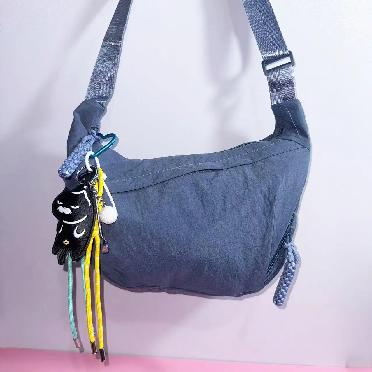Nylon Fabric Shoulder Bag With Charms New High Capacity Women's Crossbody Messenger Bag Leisure Versatile Shoulder Hobos Bag
Nylon Fabric Shoulder Bag With Charms New High Capacity Women's Crossbody Messenger Bag Leisure Versatile Shoulder Hobos Bag