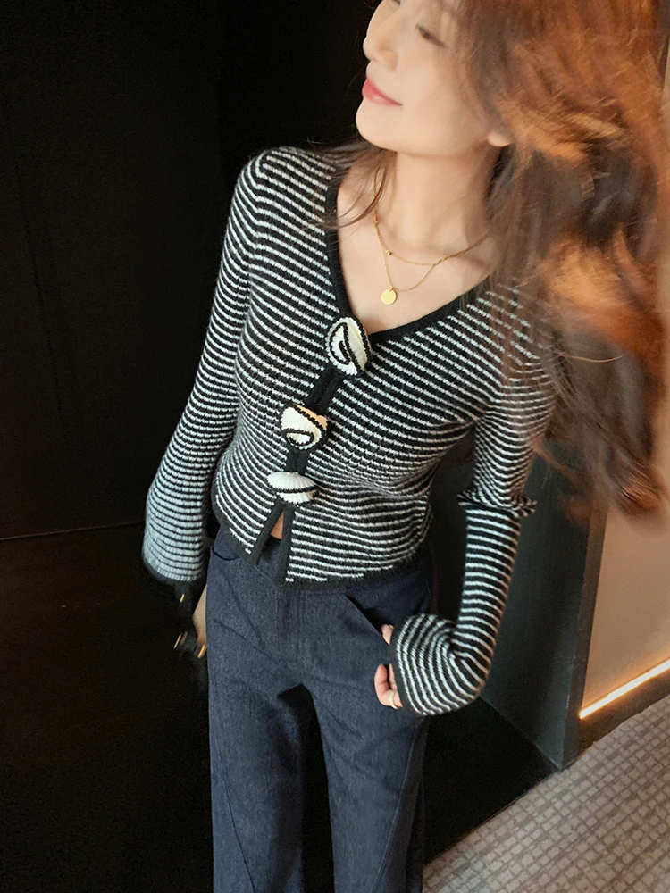 Женский трикотажный топ Bigyu с V-образным вырезом, приталенный, с длинным рукавом, с завышенной талией, весна-осень, с цветочным декором и полосками, базовый слой
Женский трикотажный топ Bigyu с V-образным вырезом, приталенный, с длинным рукавом, с завышенной талией, весна-осень, с цветочным декором и полосками, базовый слой