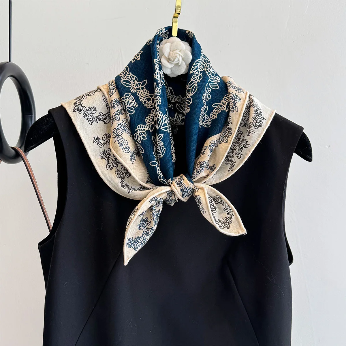 82% Wool 18% Silk Square Scarf for Women Elegant Blue White Print Neck Scarves Silk Wool Man Scarf Vintage Winter Accessories
82% Wool 18% Silk Square Scarf for Women Elegant Blue White Print Neck Scarves Silk Wool Man Scarf Vintage Winter Accessories