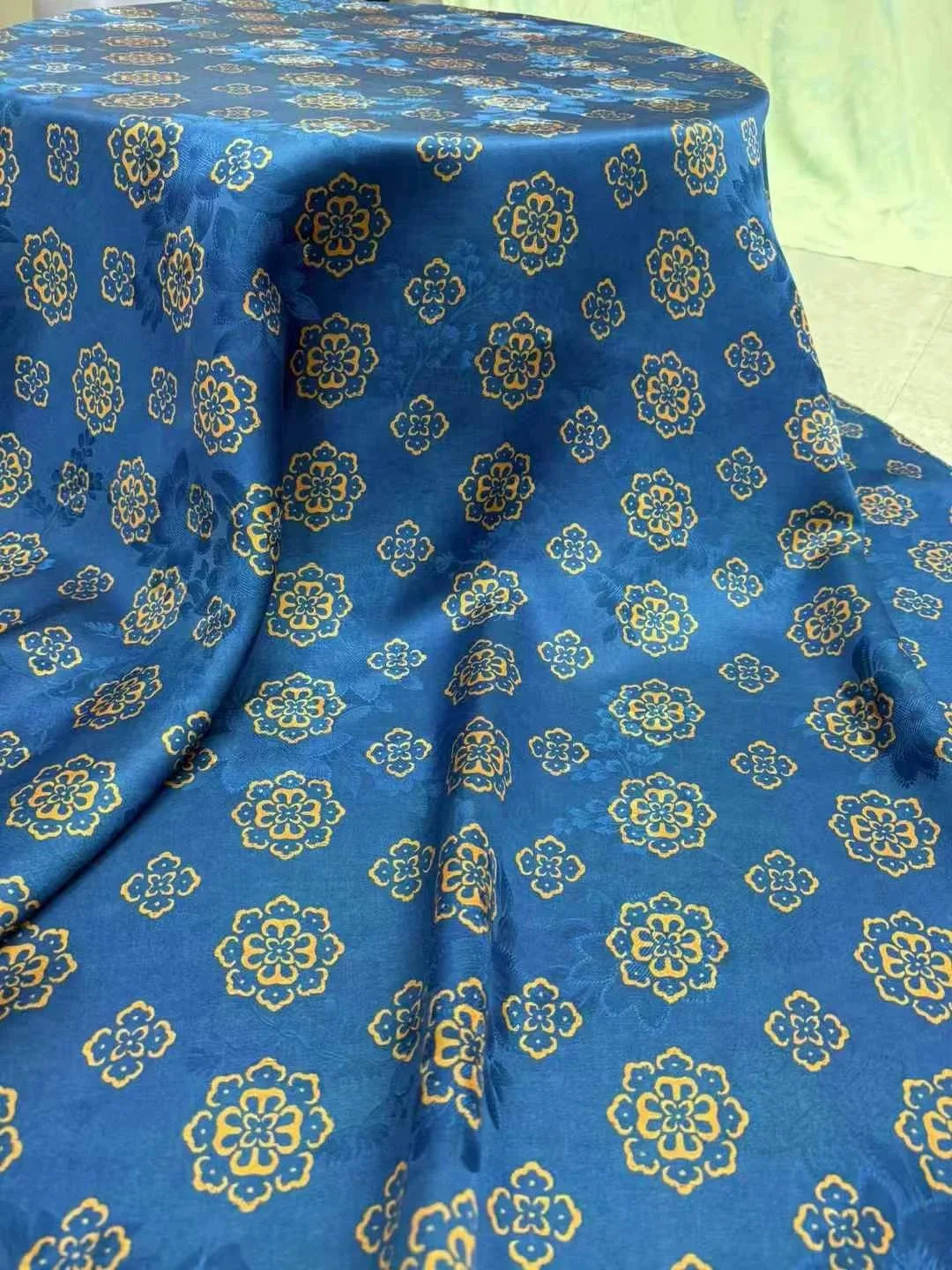 Blue Silk Flower Luo Red Cloud Cloth Fabric 100 Silk Dress Shirt Chinese Style Home Decoration Customized Design
Blue Silk Flower Luo Red Cloud Cloth Fabric 100 Silk Dress Shirt Chinese Style Home Decoration Customized Design