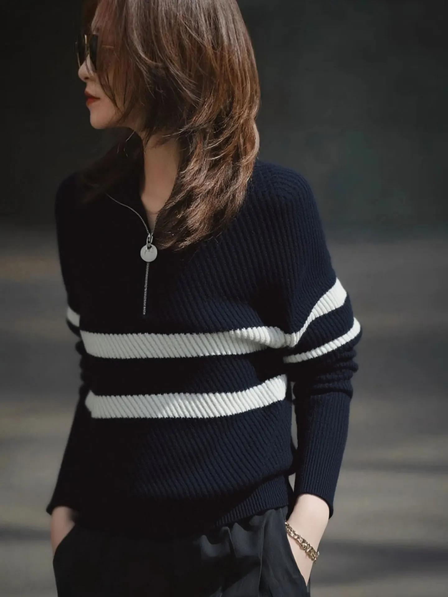 Женский вязаный свитер Ele f-Zip с длинным рукавом, повседневный, в полоску, свободного кроя, зимний топ в корейском стиле, для работы и отдыха, модный свитер-кардиган
Женский вязаный свитер Ele f-Zip с длинным рукавом, повседневный, в полоску, свободного кроя, зимний топ в корейском стиле, для работы и отдыха, модный свитер-кардиган