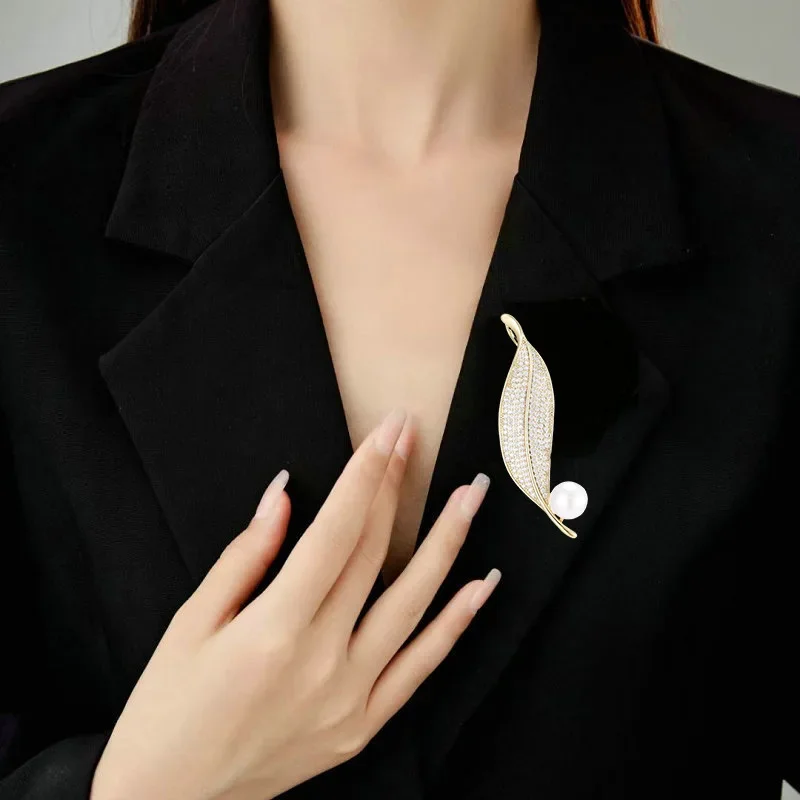 A new high-end leaf brooch accessory for women's fashionable and sophisticated suit jackets 2025 new
A new high-end leaf brooch accessory for women's fashionable and sophisticated suit jackets 2025 new