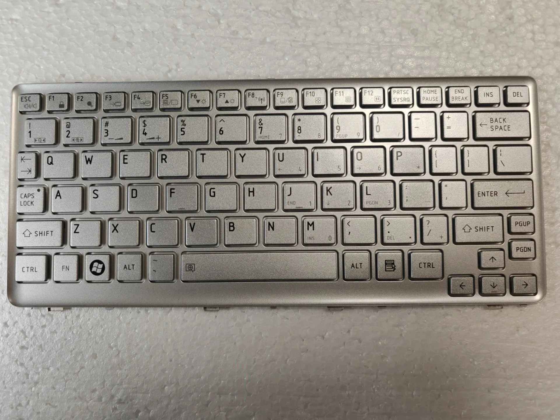 Новая клавиатура для Toshiba Satellite T210 T210D T215 T215D версия для США серебристого цвета с серебристой рамкой
Новая клавиатура для Toshiba Satellite T210 T210D T215 T215D версия для США серебристого цвета с серебристой рамкой