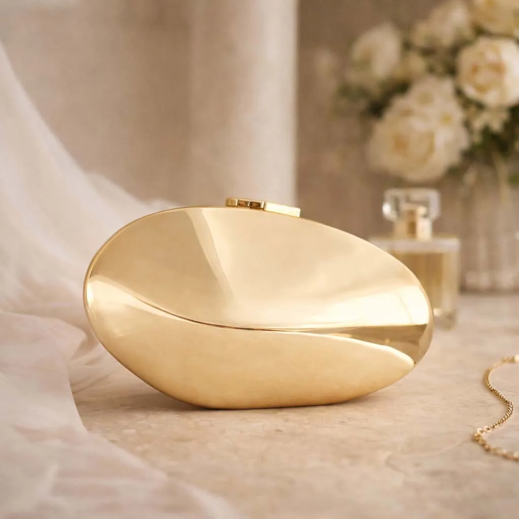 New single shoulder oblique span bag, special-shaped shell, iron box, love bag, fashionable dinner clutch bag.
New single shoulder oblique span bag, special-shaped shell, iron box, love bag, fashionable dinner clutch bag.