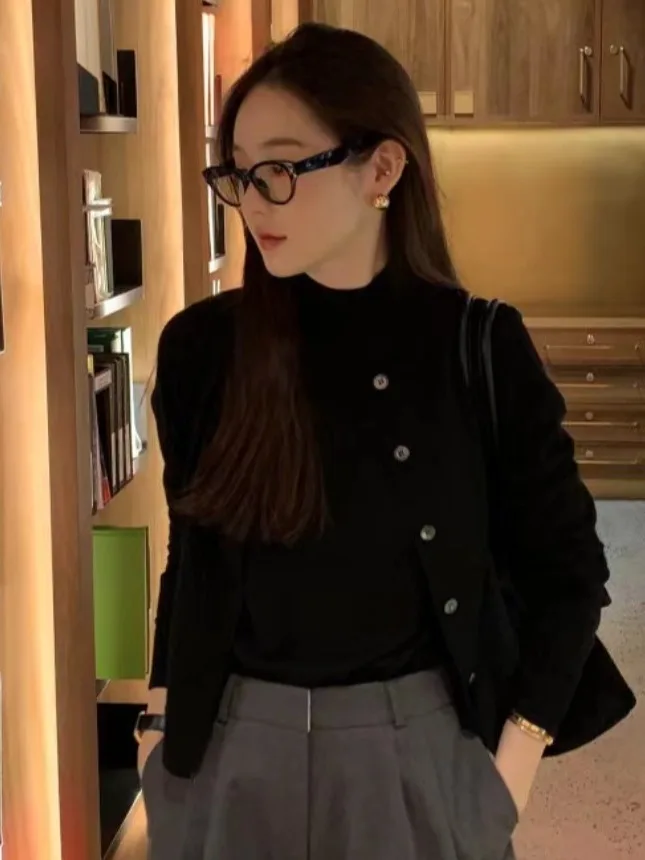 Шикарный летний винтажный вязаный жилет с высокой талией, плиссированный комплект из двух предметов, неводной дизайн с вырезами 
Шикарный летний винтажный вязаный жилет с высокой талией, плиссированный комплект из двух предметов, неводной дизайн с вырезами