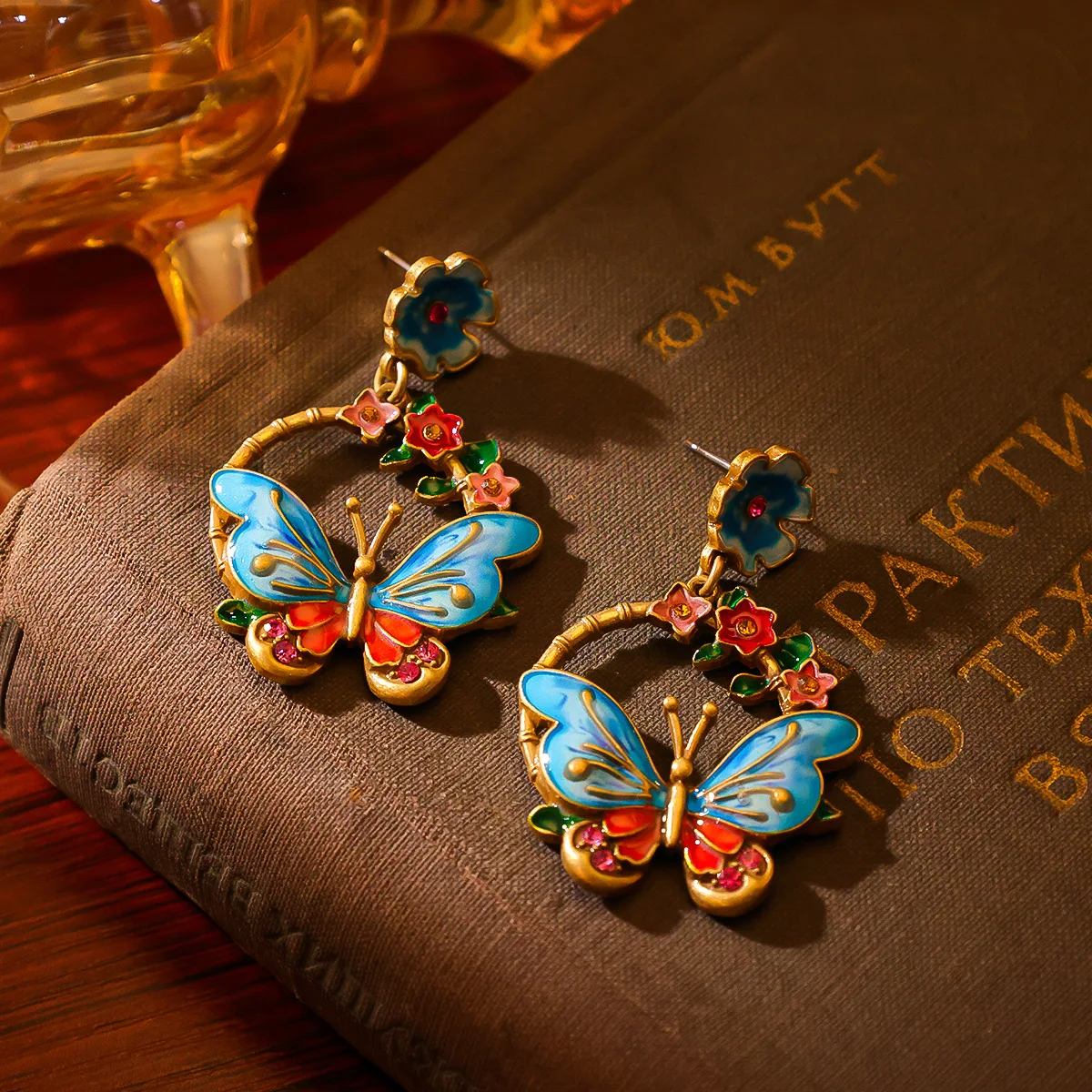 Vintage Court Butterfly Wreath Earrings French Elegant Enamel Oil Painting Ear Studs Luxury Temperament Women Jewelry
Vintage Court Butterfly Wreath Earrings French Elegant Enamel Oil Painting Ear Studs Luxury Temperament Women Jewelry