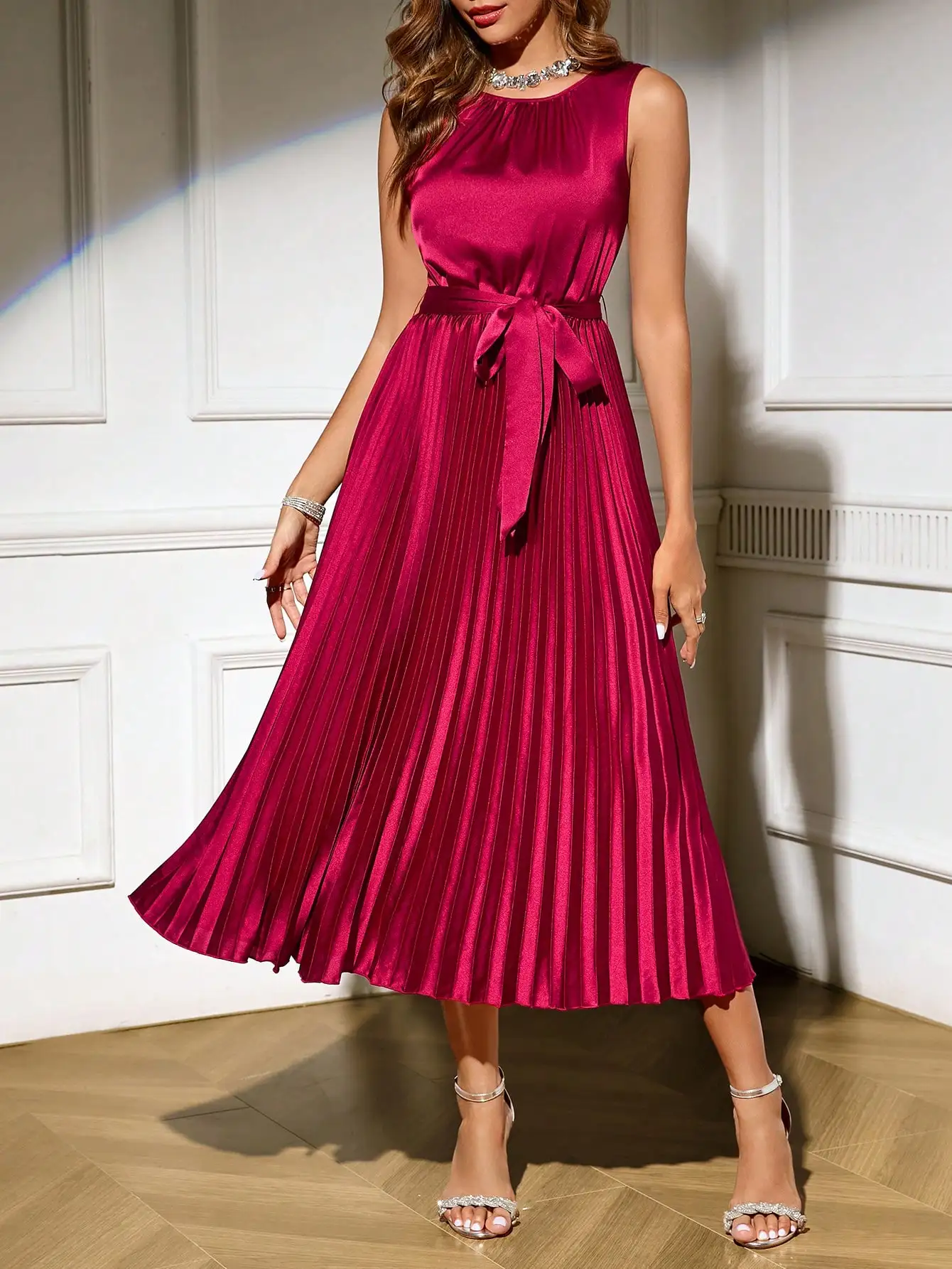 Элегантное женское однотонное платье миди без рукавов с круглым вырезом, плиссированное, с поясом на талии
Элегантное женское однотонное платье миди без рукавов с круглым вырезом, плиссированное, с поясом на талии