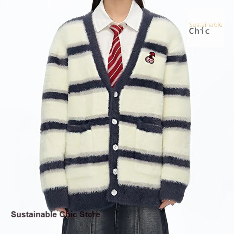 French gentle lazy wind knitted cardigan women's padded sweater autumn and winter new loose design fashion casual coat. 
French gentle lazy wind knitted cardigan women's padded sweater autumn and winter new loose design fashion casual coat.
