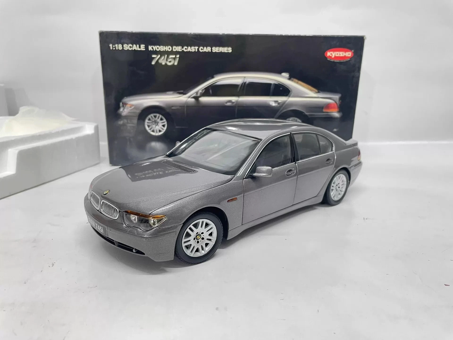 Kyosho 1:18 745 E65 Gray Simulation Limited Edition Alloy Metal Static Car Model Toy Gift
Kyosho 1:18 745 E65 Gray Simulation Limited Edition Alloy Metal Static Car Model Toy Gift