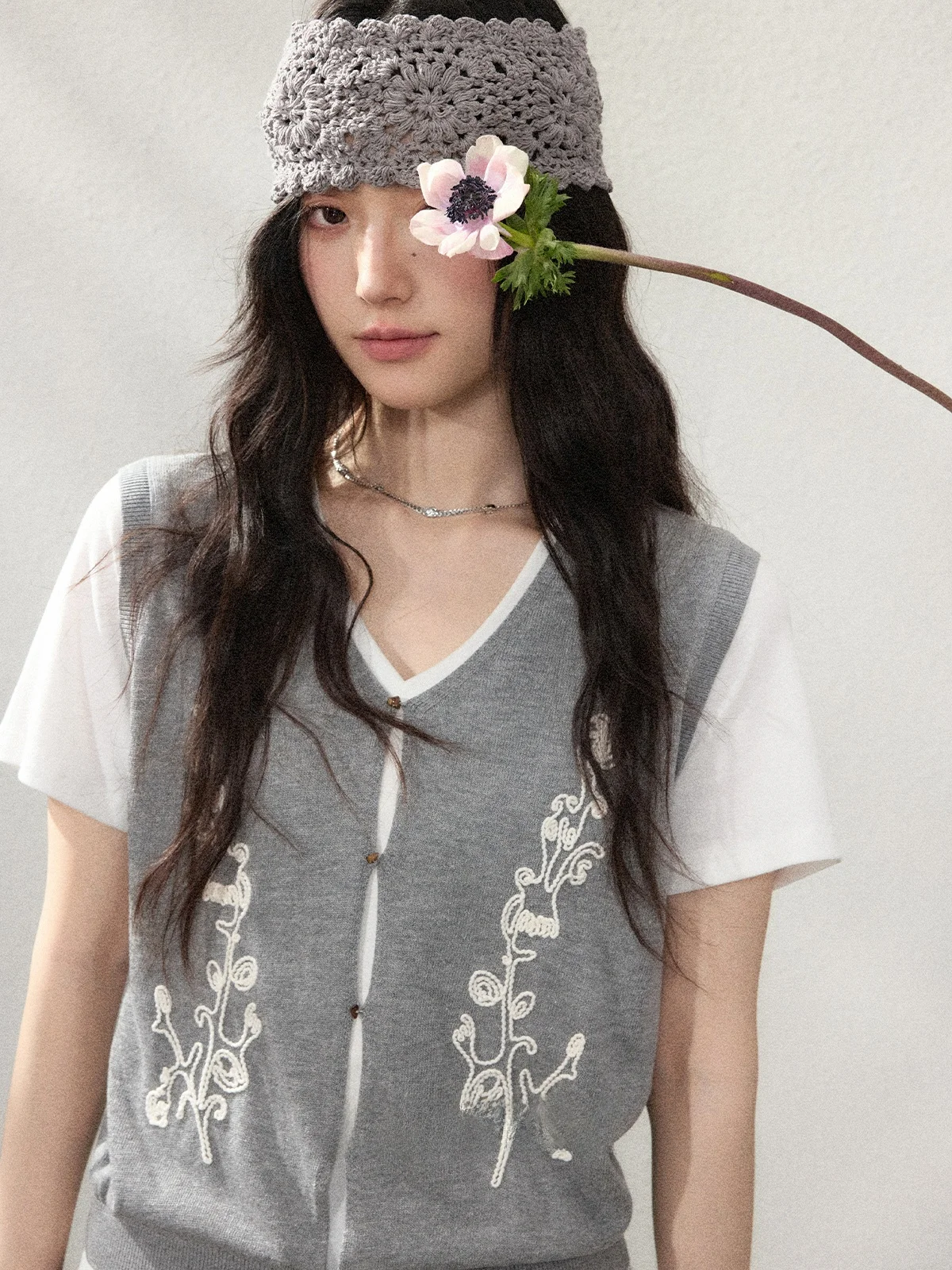 New Chinese Style Grey Short Sleeve T-Shirt Women's Spring Summer Fashion Design Casual Top Zhang Ginger 2026 Collection
New Chinese Style Grey Short Sleeve T-Shirt Women's Spring Summer Fashion Design Casual Top Zhang Ginger 2026 Collection