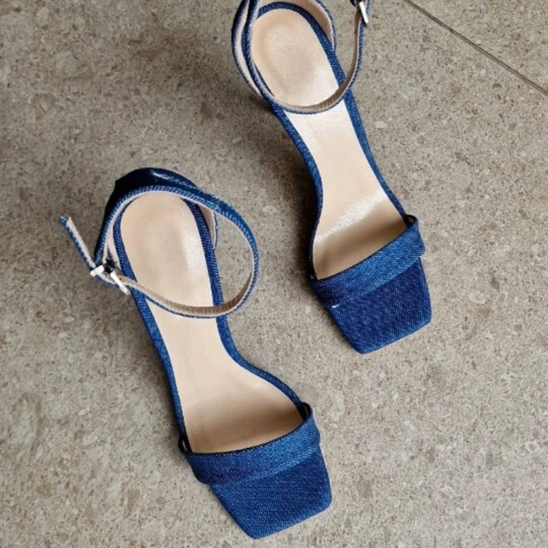 Сандалии на тонком каблуке, новые летние простые джинсовые сандалии с квадратным носком и пряжкой, модные сандалии для банкетов, женская обувь большого размера по индивидуальному заказу 
Сандалии на тонком каблуке, новые летние простые джинсовые сандалии с квадратным носком и пряжкой, модные сандалии для банкетов, женская обувь большого размера по индивидуальному заказу