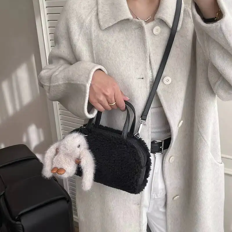 Цилиндрическая сумка из искусственного меха с коричневыми кожаными ремнями, плюшевая подвеска в виде кролика, застежка-молния, съемный ремень, модная сумка на каждый день
Цилиндрическая сумка из искусственного меха с коричневыми кожаными ремнями, плюшевая подвеска в виде кролика, застежка-молния, съемный ремень, модная сумка на каждый день