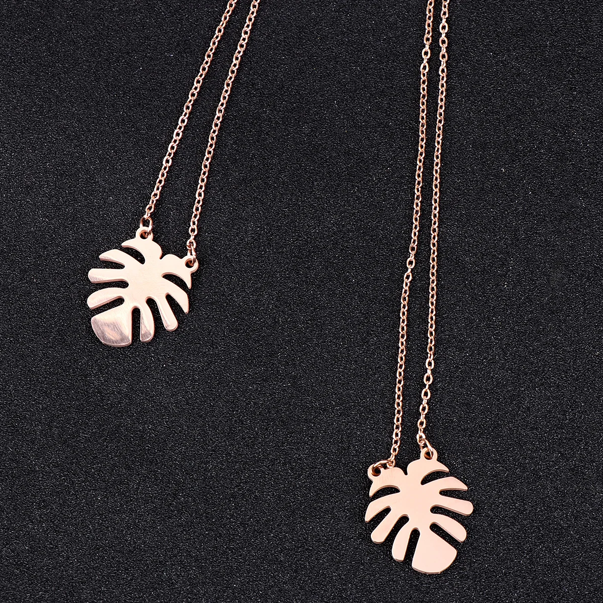 2Pcs Palm Leaf Necklace Rose Fine Workmanship Elegant Decoration Perfect Gift for Women Daily Wear Girls Party
2Pcs Palm Leaf Necklace Rose Fine Workmanship Elegant Decoration Perfect Gift for Women Daily Wear Girls Party