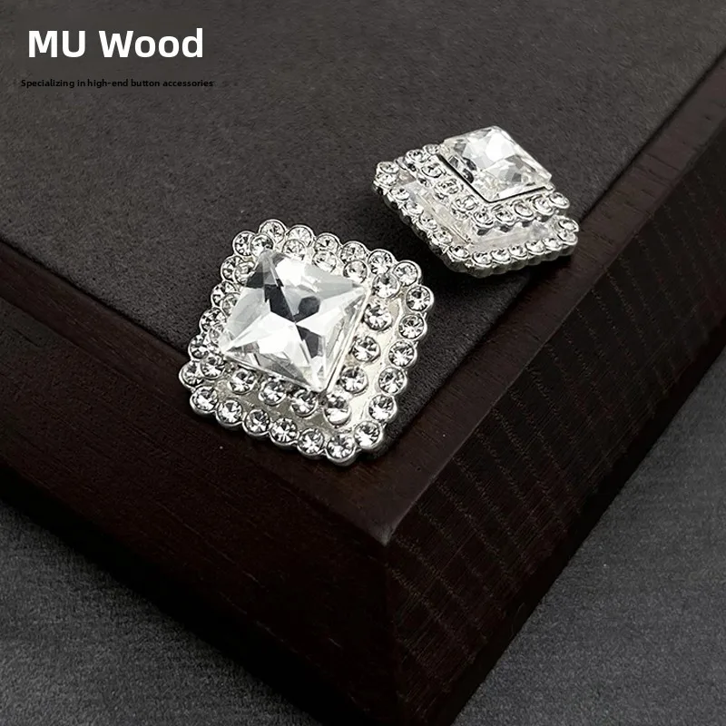 Новая пуговица в форме пирамиды со стразами, высококачественная квадратная кристаллическая застежка, блестящая яркая пуговица для домашнего шитья и рукоделия
Новая пуговица в форме пирамиды со стразами, высококачественная квадратная кристаллическая застежка, блестящая яркая пуговица для домашнего шитья и рукоделия