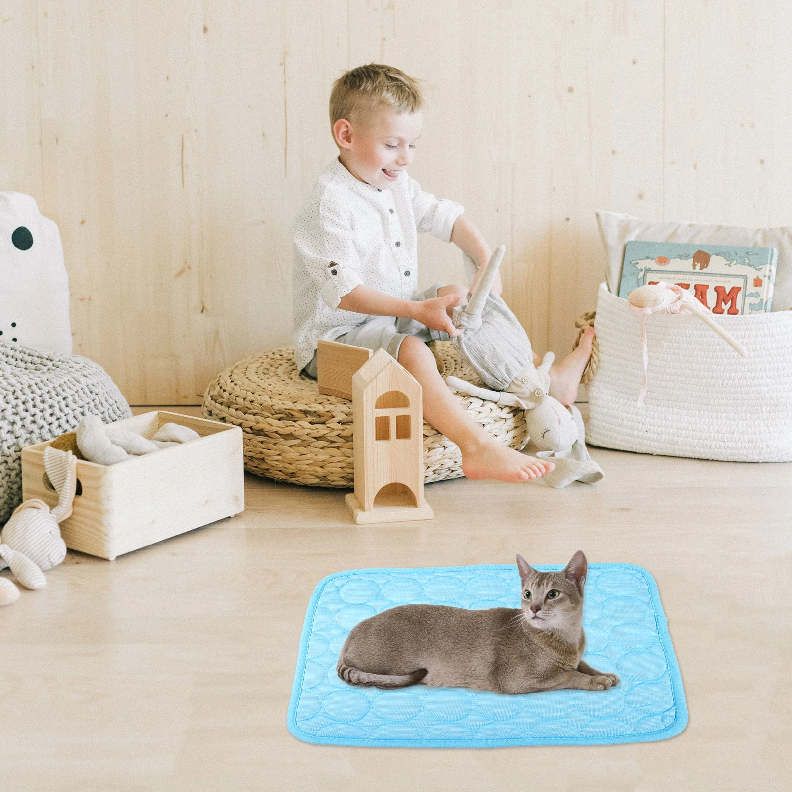 Pet Cooling Mat Cool Silk Quilt Small Size Dog Cat Pads Absorbent Leakproof Easy Clean Machine Washable Pet Supplies
Pet Cooling Mat Cool Silk Quilt Small Size Dog Cat Pads Absorbent Leakproof Easy Clean Machine Washable Pet Supplies