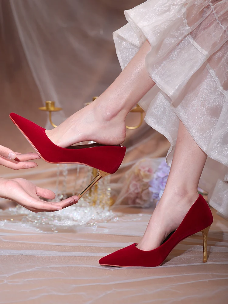 Chinese Style Wine Red Suede Cloth Shoes 2022 New Style Golden Stiletto High Heels Women Bride Dress Wedding Pumps Single Shoes
Chinese Style Wine Red Suede Cloth Shoes 2022 New Style Golden Stiletto High Heels Women Bride Dress Wedding Pumps Single Shoes