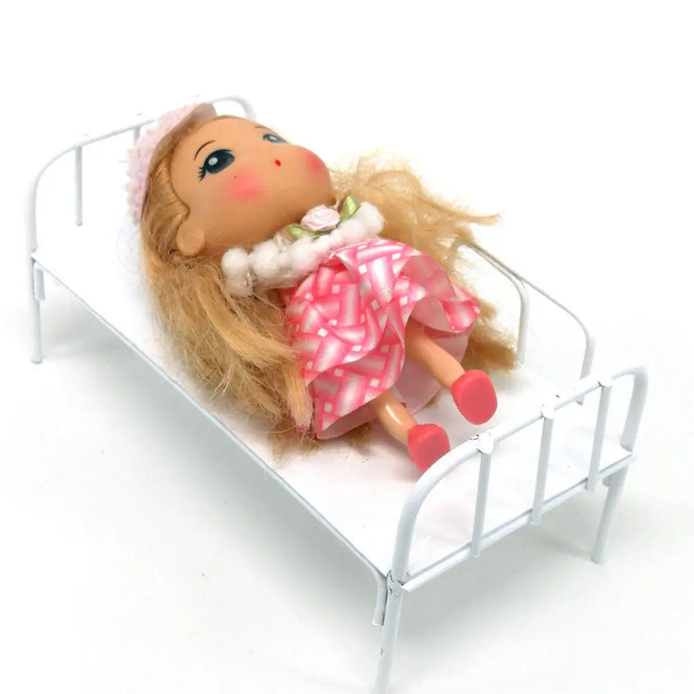 Изысканная миниатюрная кровать-диванчик из сплава для кукольного домика, без запаха, настольное украшение, реквизит для мебели кукольного домика
Изысканная миниатюрная кровать-диванчик из сплава для кукольного домика, без запаха, настольное украшение, реквизит для мебели кукольного домика