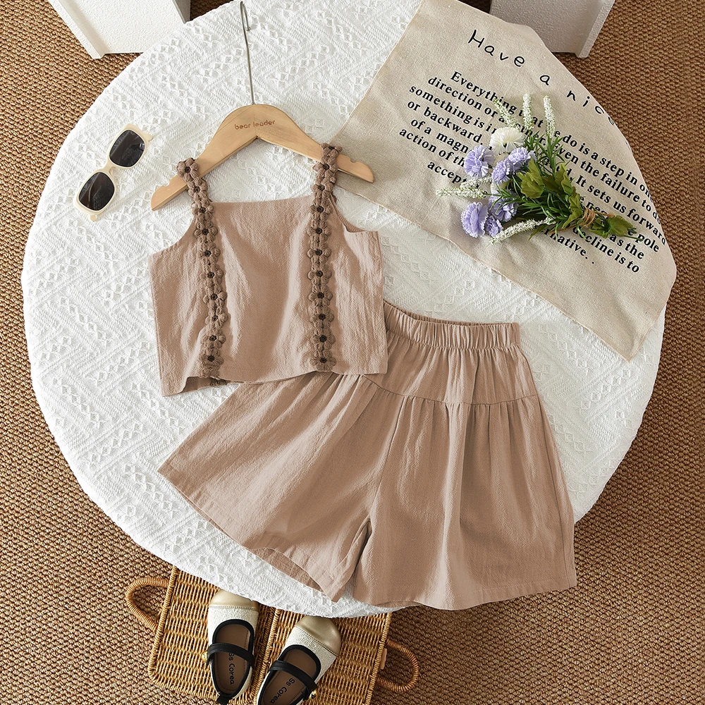 Новинка 2026: Летний уличный стиль — комплект для девочек в корейском стиле: топ-майка цвета хаки с принтом бабочки + повседневные брюки для детей
Новинка 2026: Летний уличный стиль — комплект для девочек в корейском стиле: топ-майка цвета хаки с принтом бабочки + повседневные брюки для детей