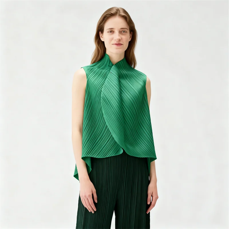 Miyake Pleated High-neck Sleeveless Women Leaf Fold Top
Miyake Pleated High-neck Sleeveless Women Leaf Fold Top