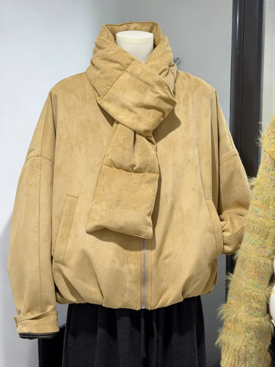 Модная утепленная зимняя хлопковая куртка для женщин: повседневная теплая цветная верхняя одежда, стильная, для города, свободного кроя, на молнии
Модная утепленная зимняя хлопковая куртка для женщин: повседневная теплая цветная верхняя одежда, стильная, для города, свободного кроя, на молнии