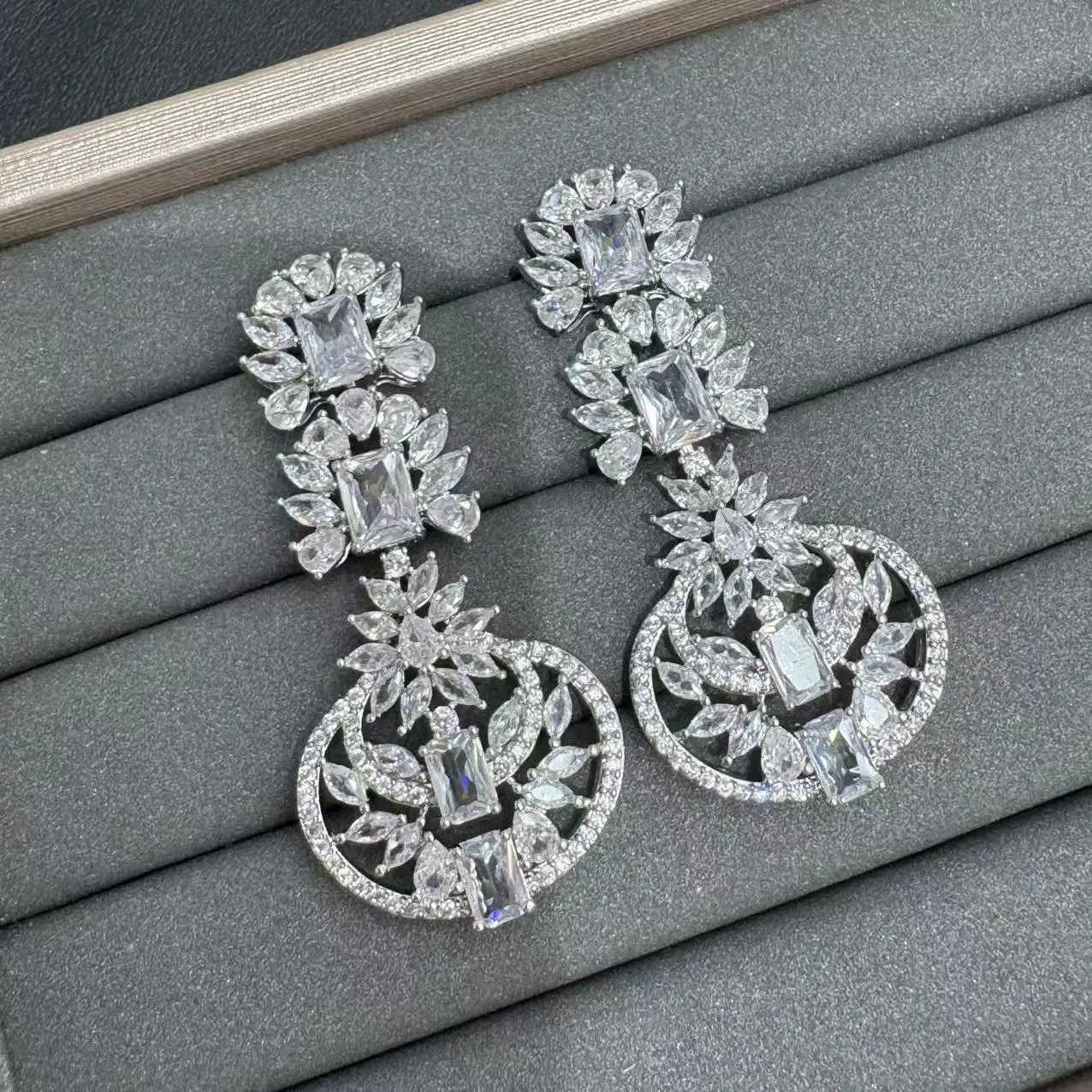 zircon shiny earrings for women luxury jewelry cut out flower plant dangling earrings dinner party jewelry unique design
zircon shiny earrings for women luxury jewelry cut out flower plant dangling earrings dinner party jewelry unique design
